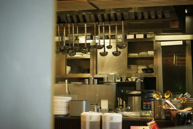 Cocina profesional de acero inoxidable de un restaurante